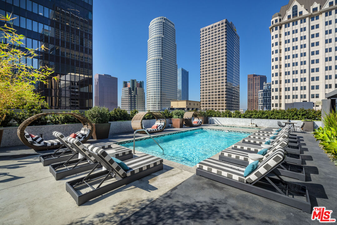 Los Angeles Condo: 727 West 7th Street