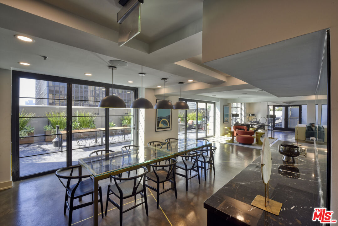 Los Angeles Condo: 727 West 7th Street