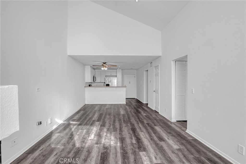 Woodland Hills Condo: 5525 Canoga Avenue