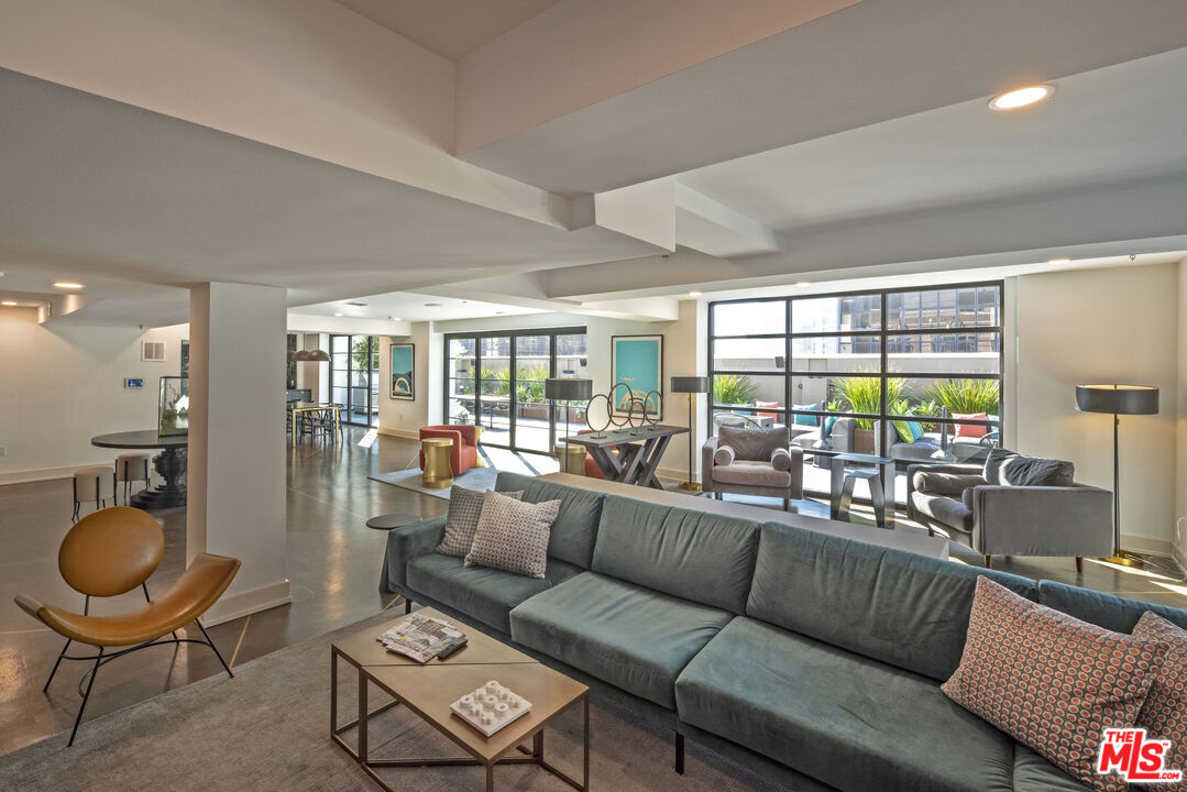 Los Angeles Condo: 727 West 7th Street