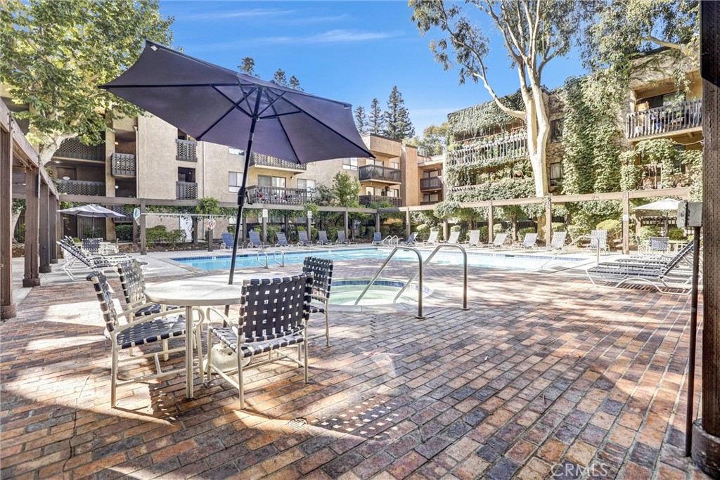 Woodland Hills Condo: 22100 Burbank Boulevard