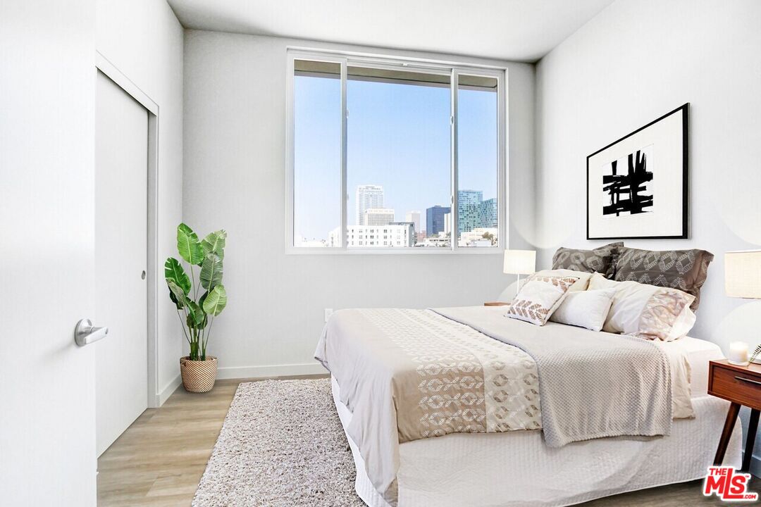 Los Angeles Condo: 2847 Leeward Avenue