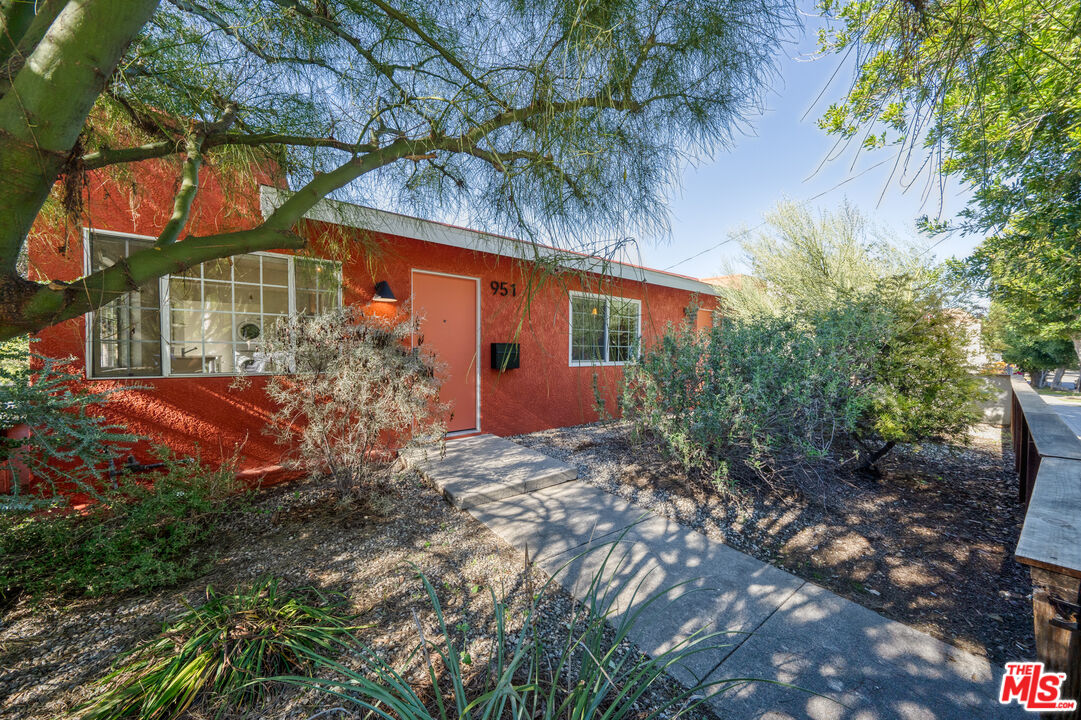 Los Angeles Condo: 951 North Hoover Street