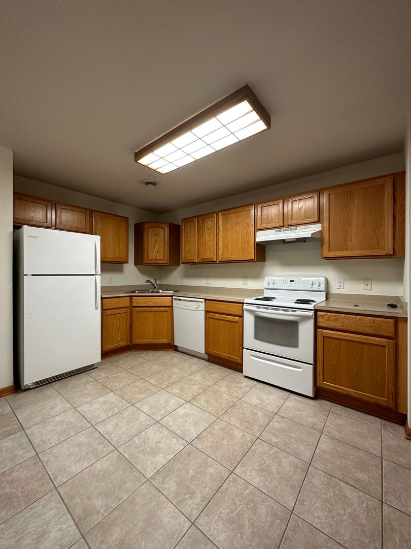 BARABOO Apartment: 1200 SILVER Dr