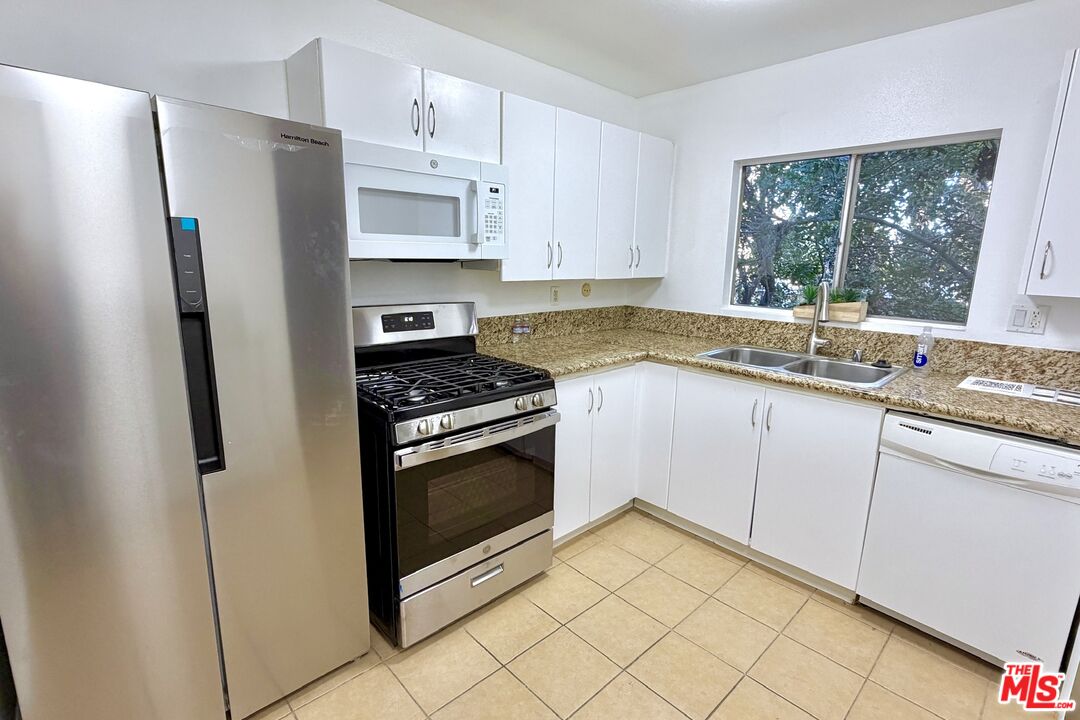 Tarzana Condo: 18350 Hatteras Street
