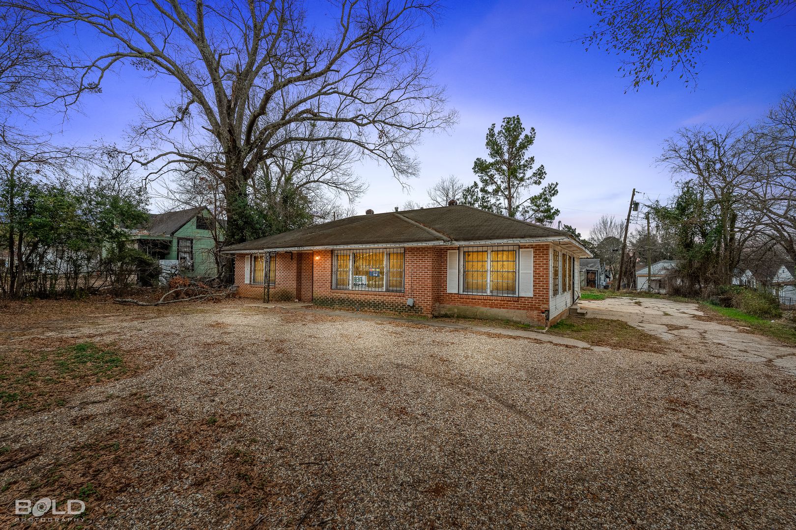 Shreveport House: 3317 West College St