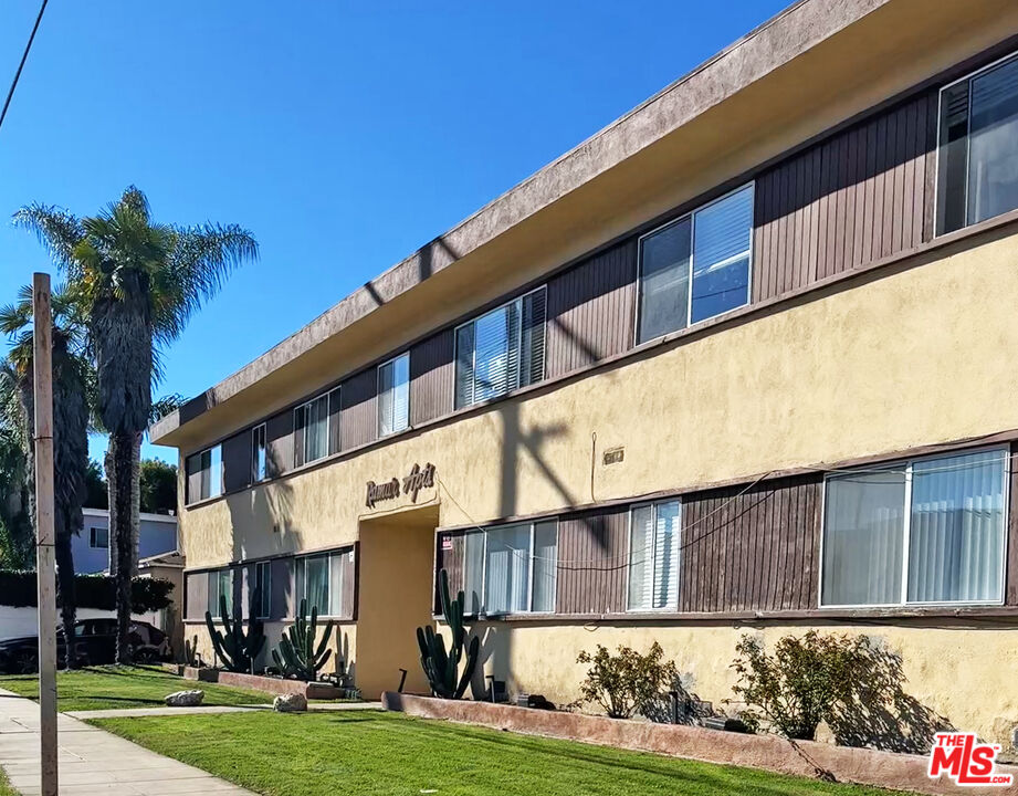 Culver City Condo: 11915 Jefferson Boulevard