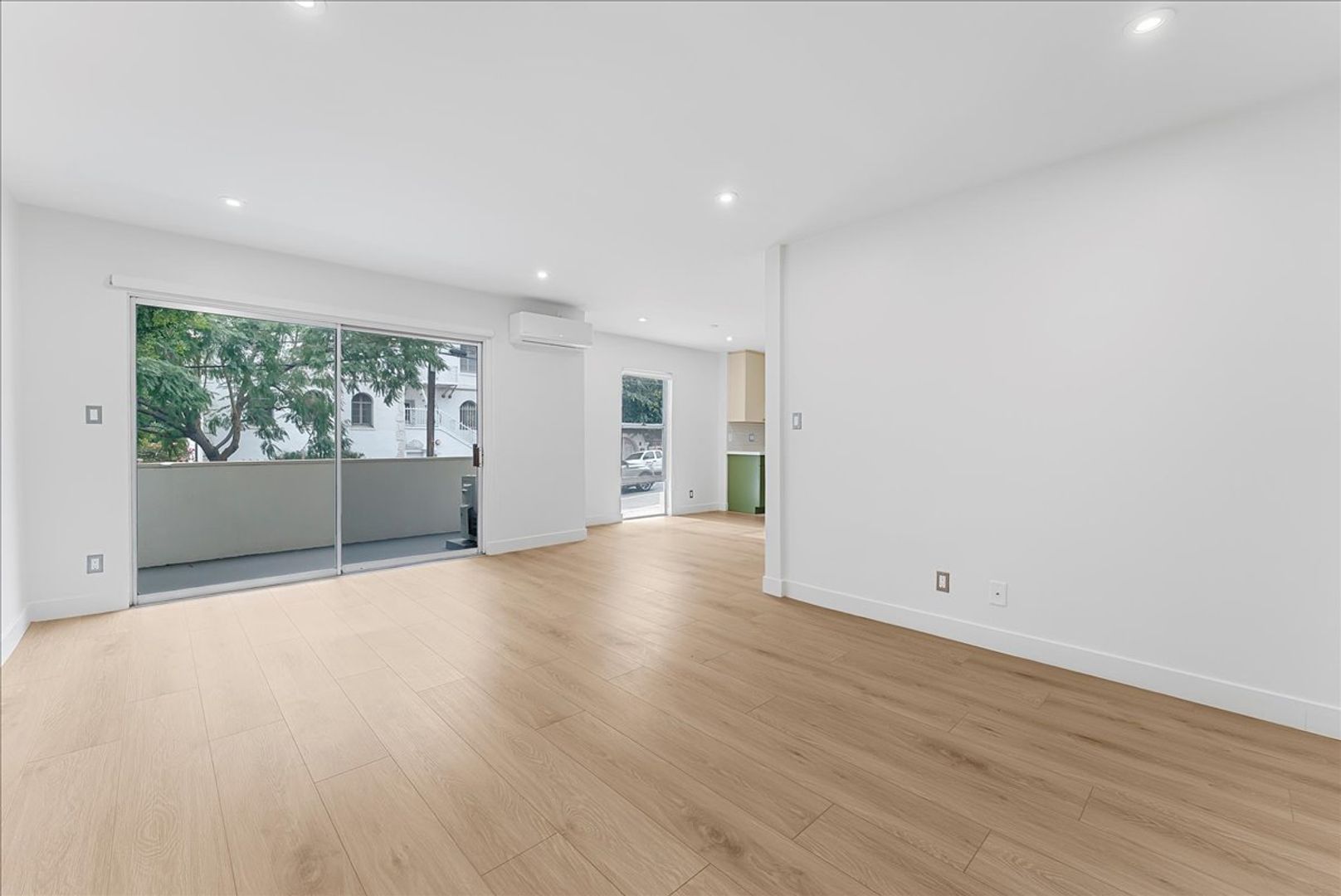 Los Angeles Apartment: 6615 Franklin Ave