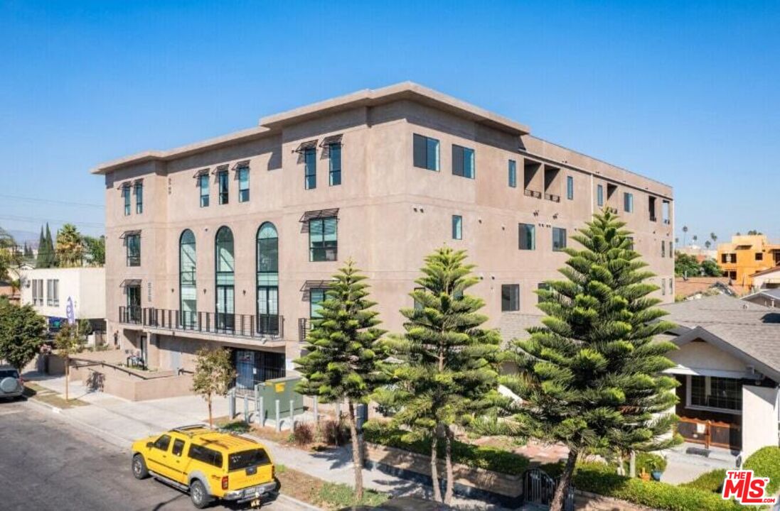 Los Angeles Condo: 552 North Hobart Boulevard