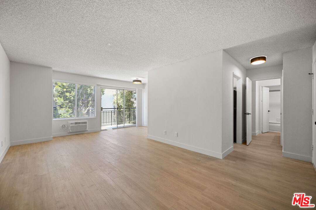 Los Angeles Condo: 1352 South Carmelina Avenue