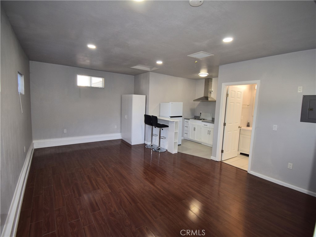 North Hills Condo: 15414 Kinzie Street