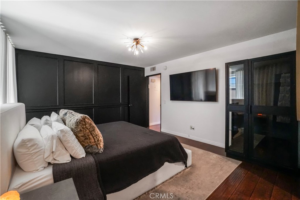 Woodland Hills Condo: 22041 Costanso Street