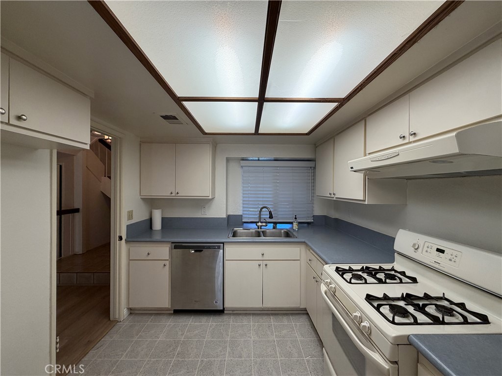 San Dimas Condo: 404 West Vía Vaquero