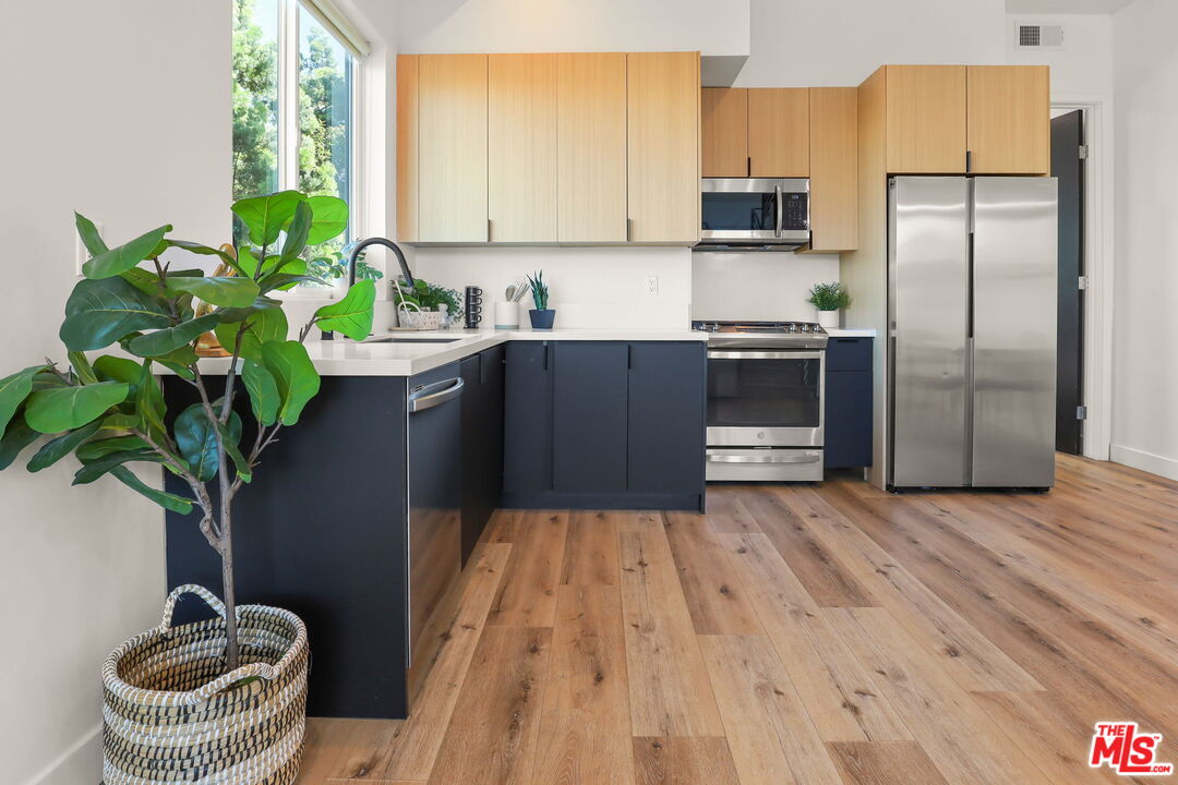 Los Angeles Condo: 1520 Magnolia Avenue