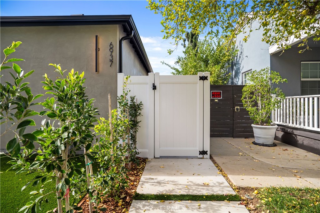 Lake Balboa Condo: 6937 Jellico Avenue