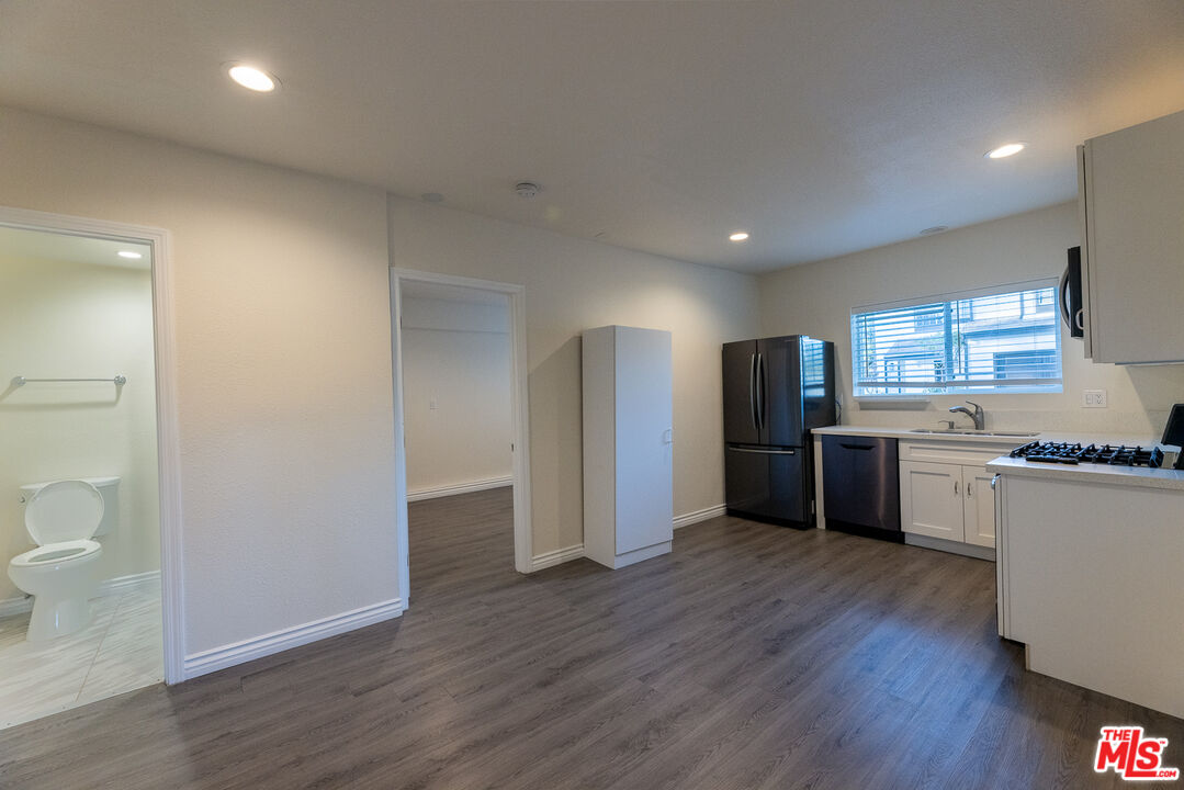 Winnetka Condo: 20102 Baltar Street