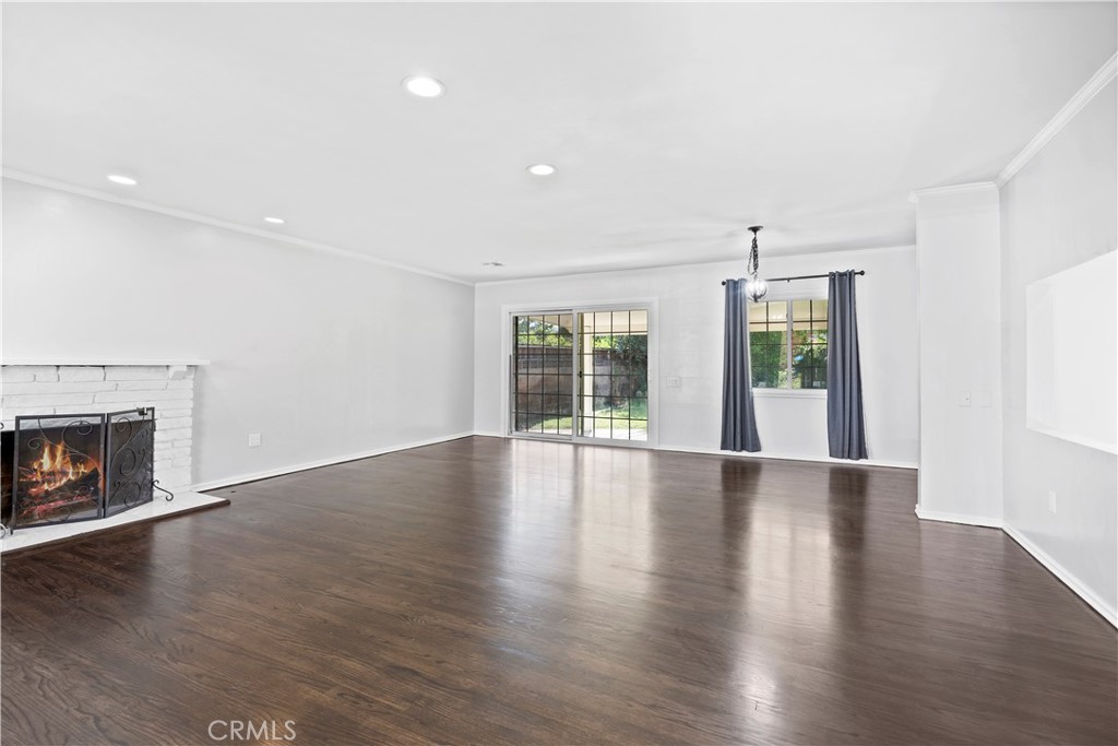 Winnetka Condo: 7721 Oakdale Avenue