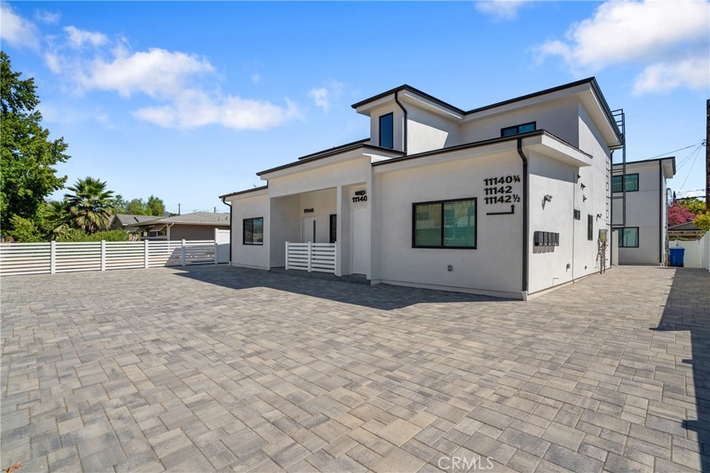 Granada Hills Condo: 11140 Woodley Avenue