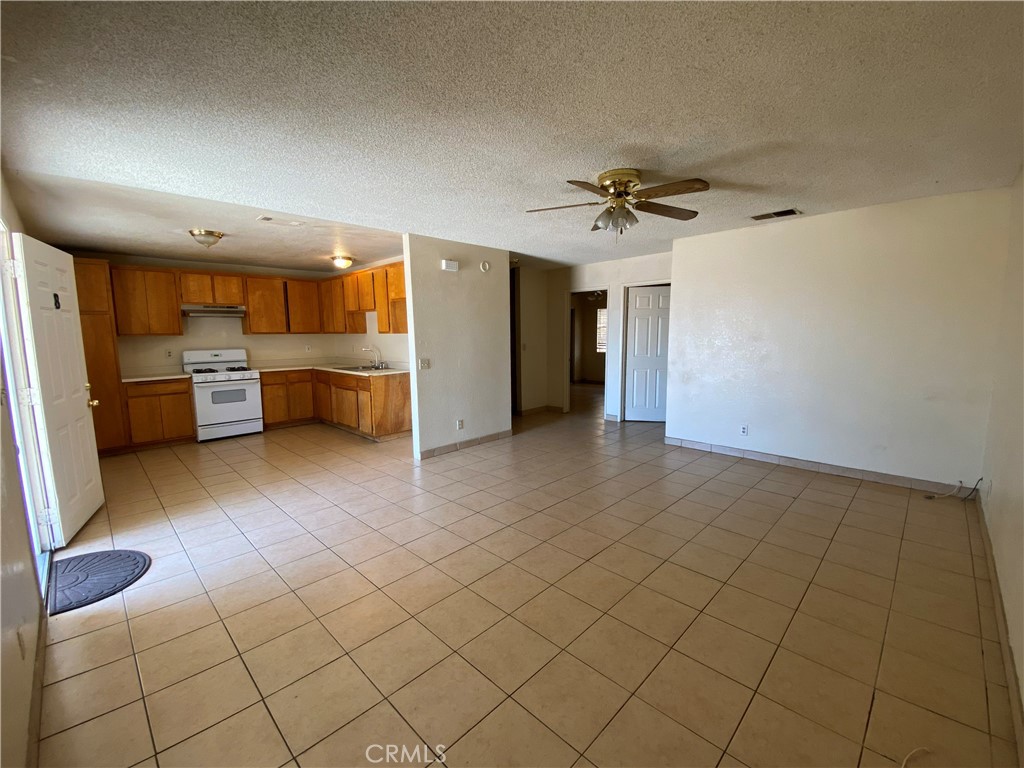 Hesperia Condo: 16580 Pine Street