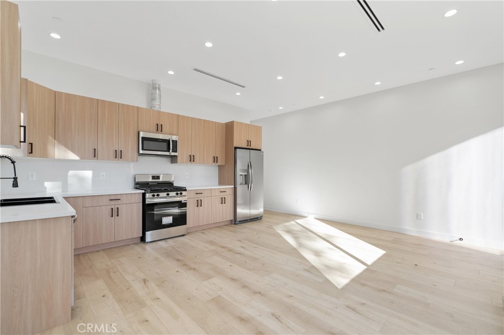 Granada Hills Condo: 17313 Los Alimos Street