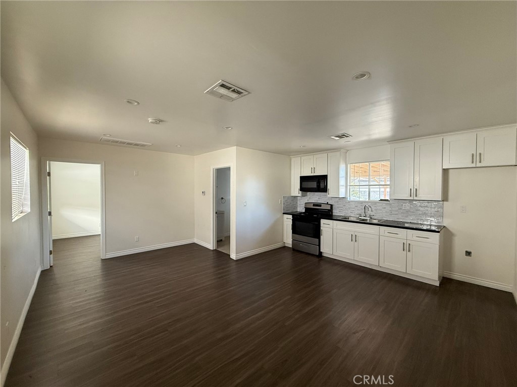 Reseda Condo: 7053 Lindley Avenue