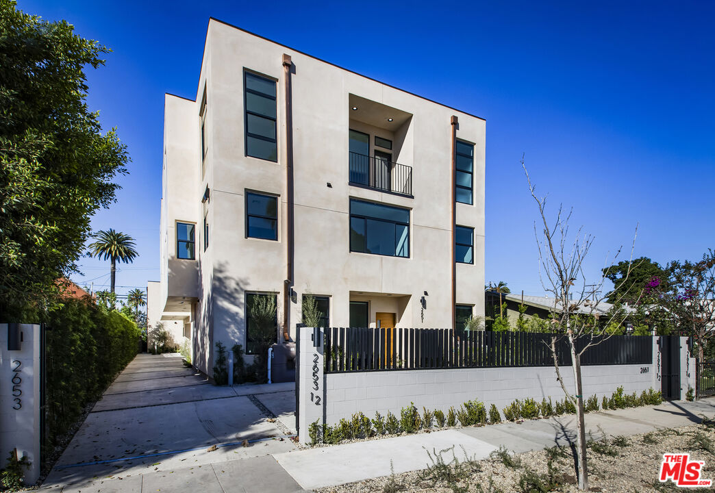 Los Angeles Condo: 2651 1/2 Vineyard Avenue