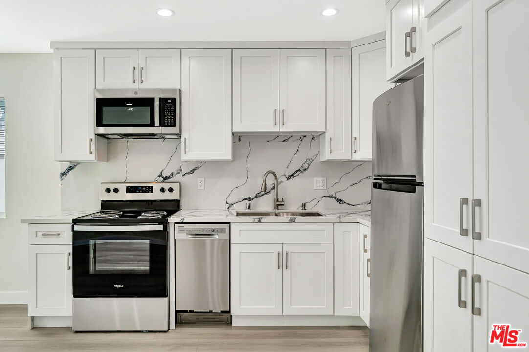 Sunland Condo: 10953 Whitegate Avenue