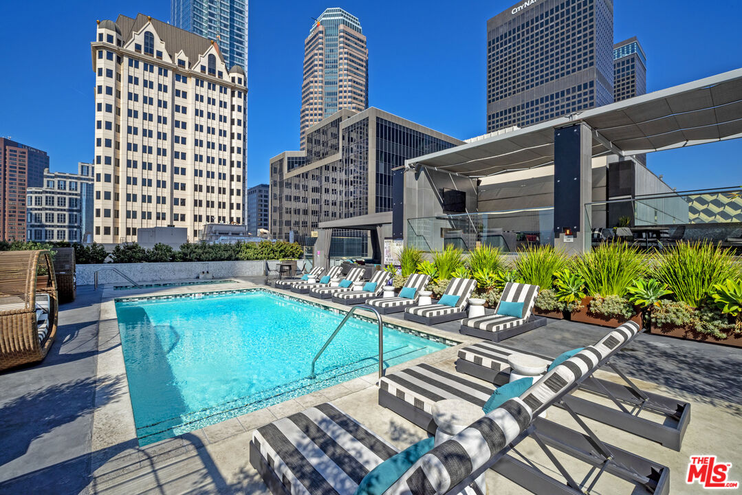 Los Angeles Condo: 727 West 7th Street
