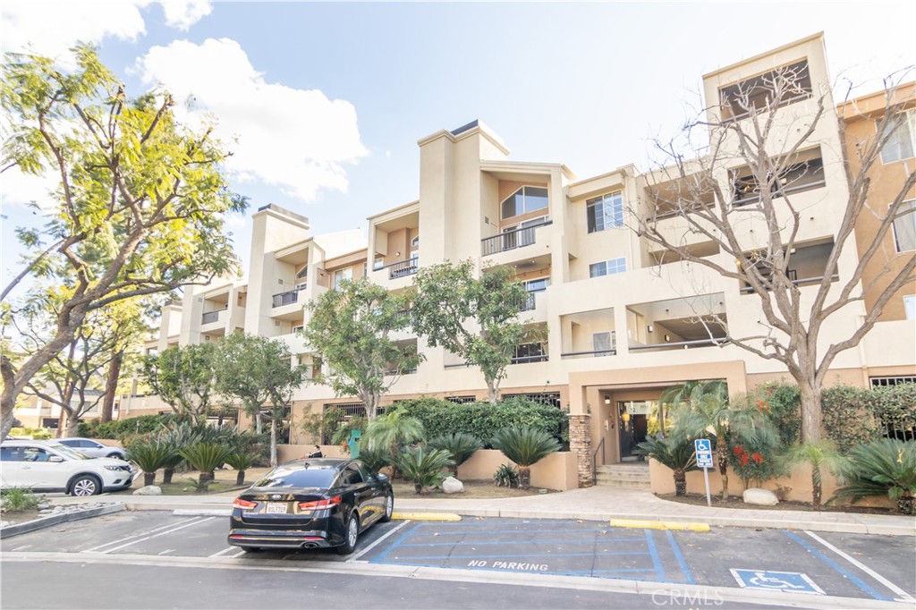 Woodland Hills Condo: 5525 Canoga Avenue