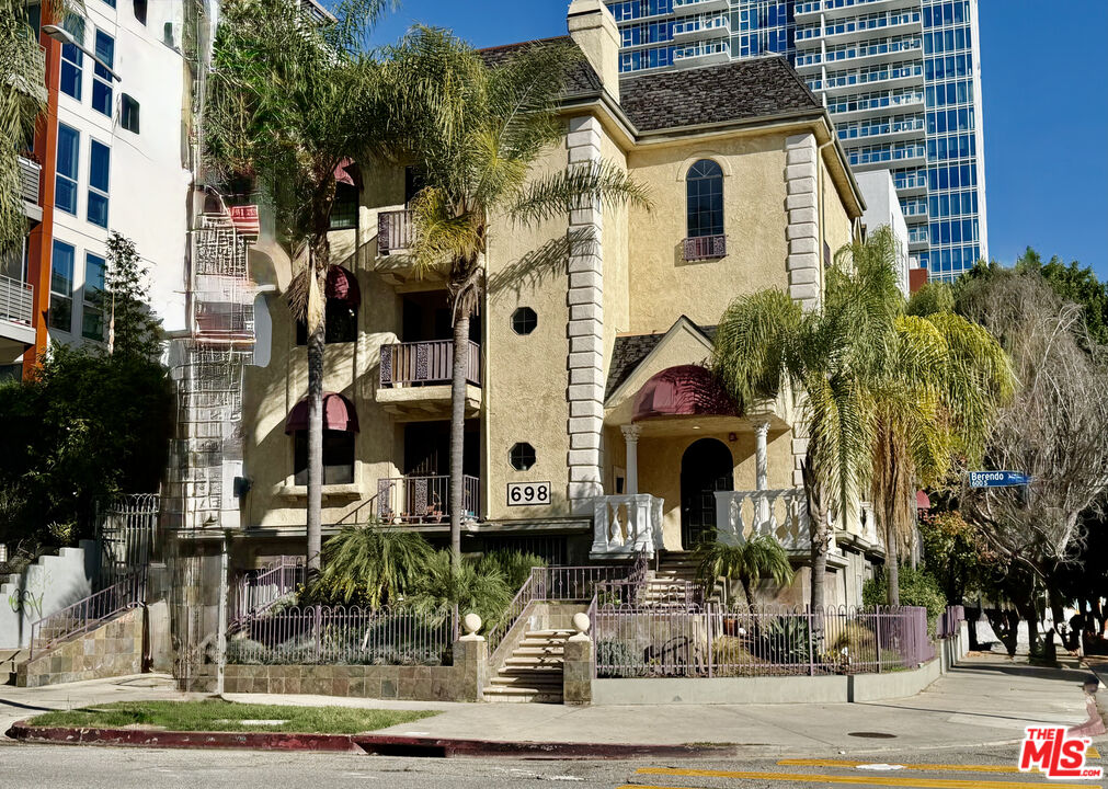 Los Angeles Condo: 698 South Berendo Street