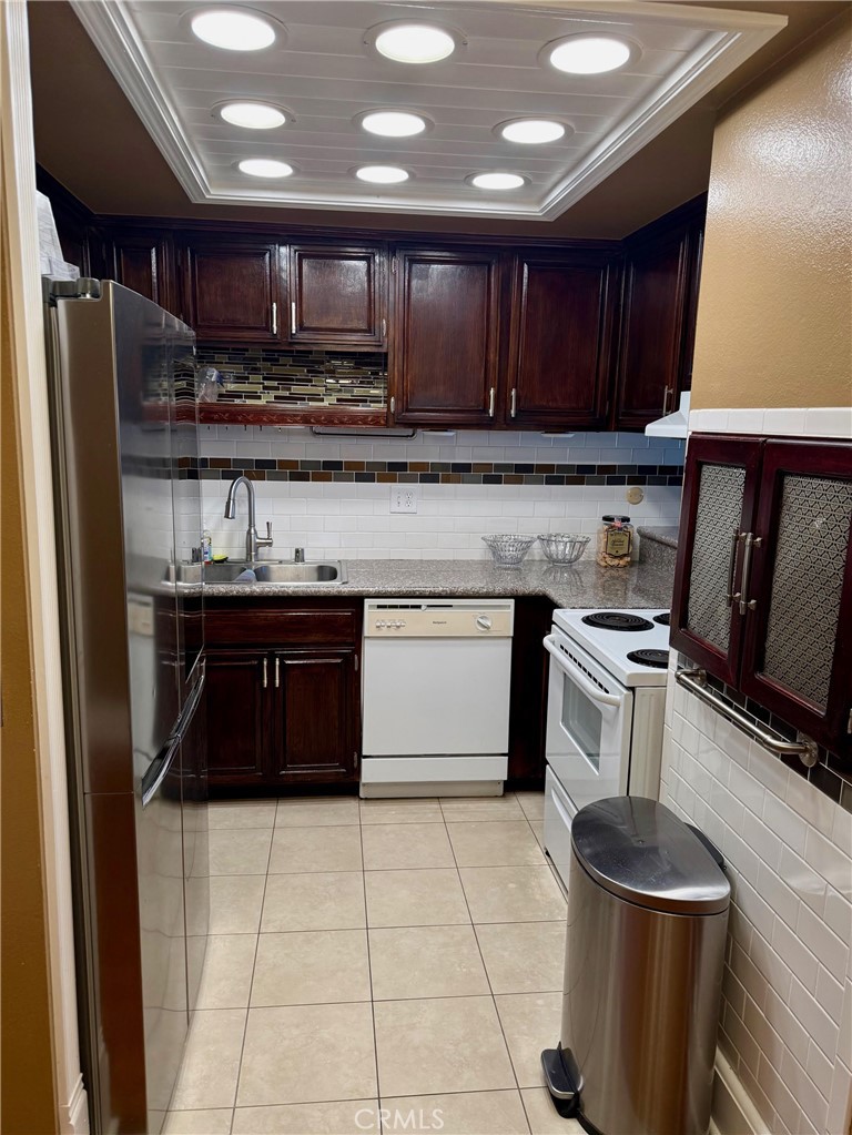 Fullerton Condo: 3010 Associated