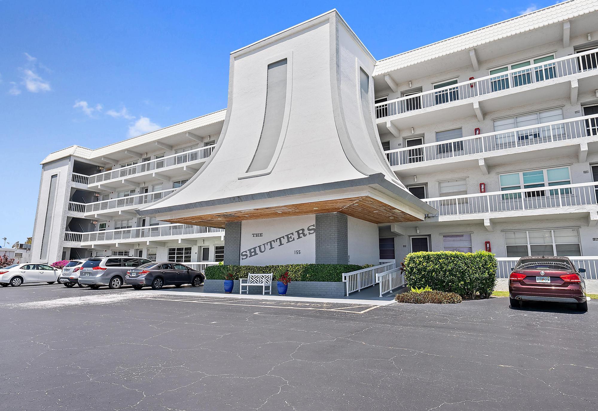North Palm Beach Condo: 155 Yacht Club Drive