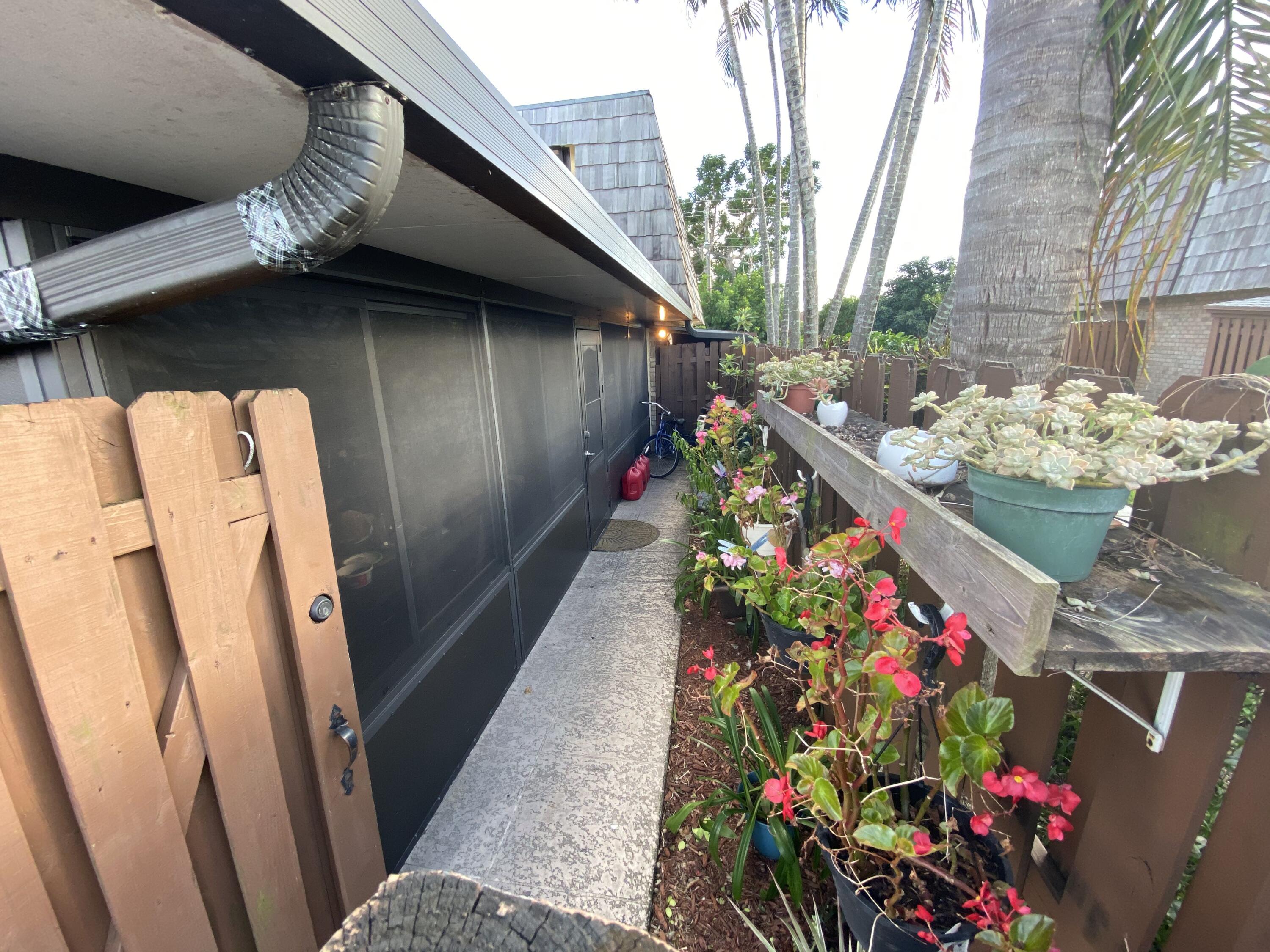 Palm Springs Condo: 1011 Springdale Circle