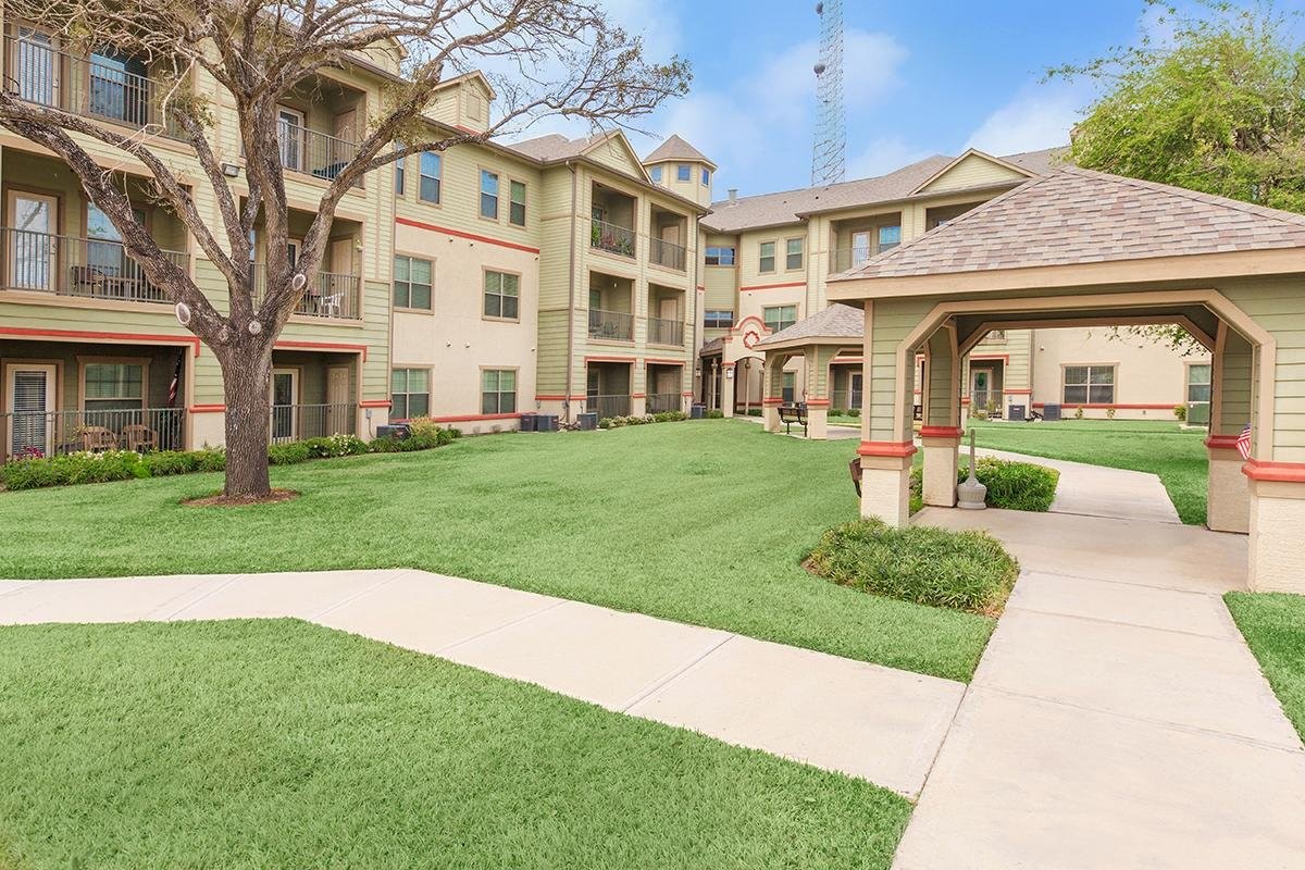 Kingsville Condo: 200 West Yoakum Avenue