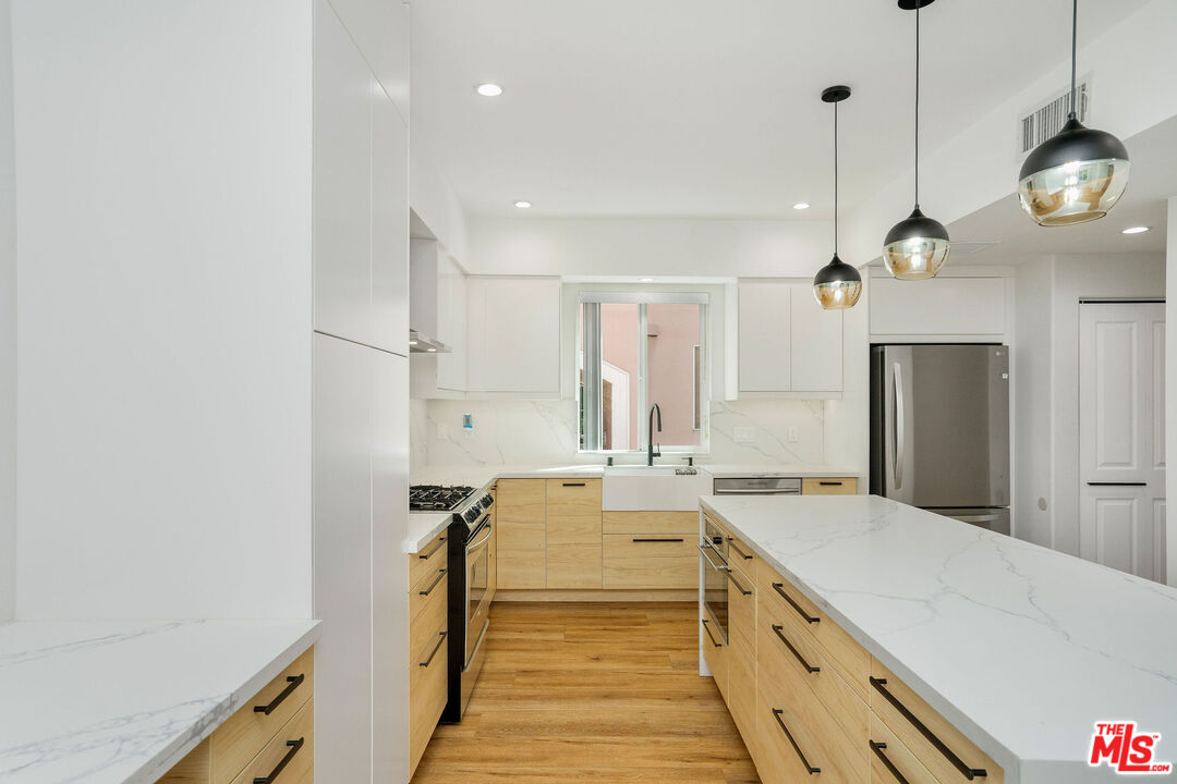 Tarzana Condo: 5923 Etiwanda Avenue