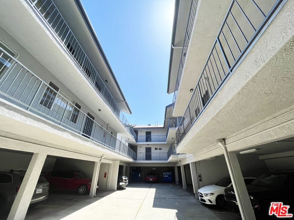 Hawthorne Condo: 11430 Cedar Avenue