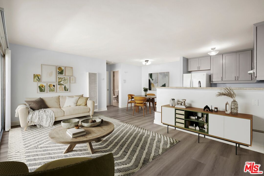 Tarzana Condo: 18530 Hatteras Street