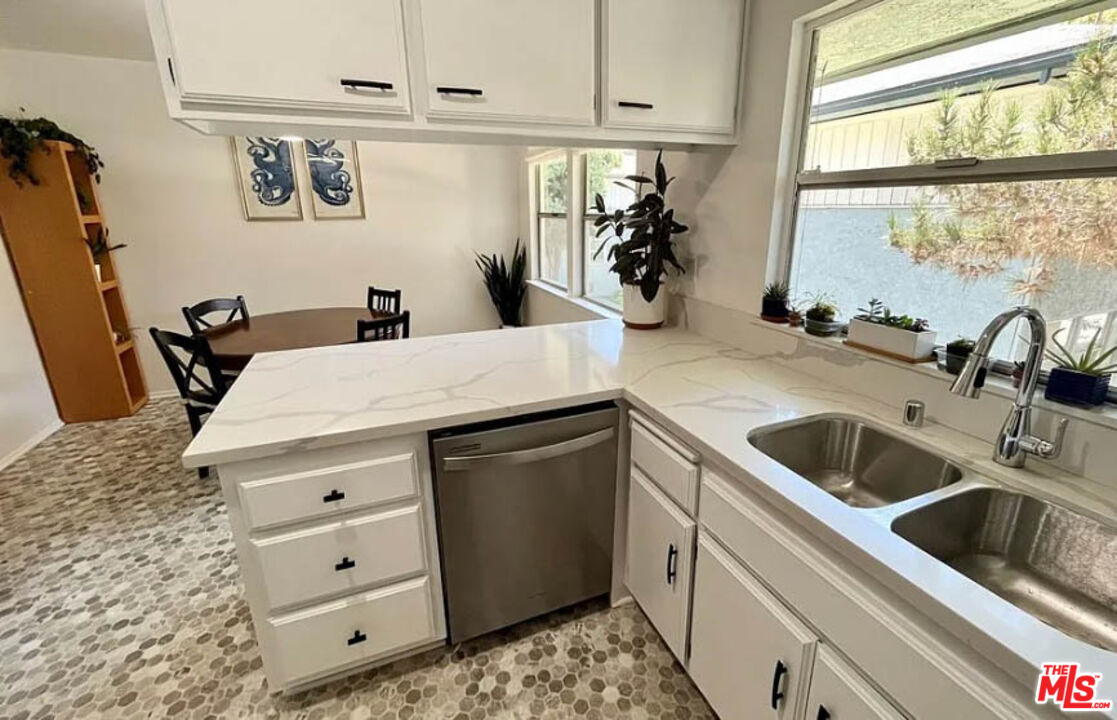 Los Angeles Condo: 5829 Bowcroft Street