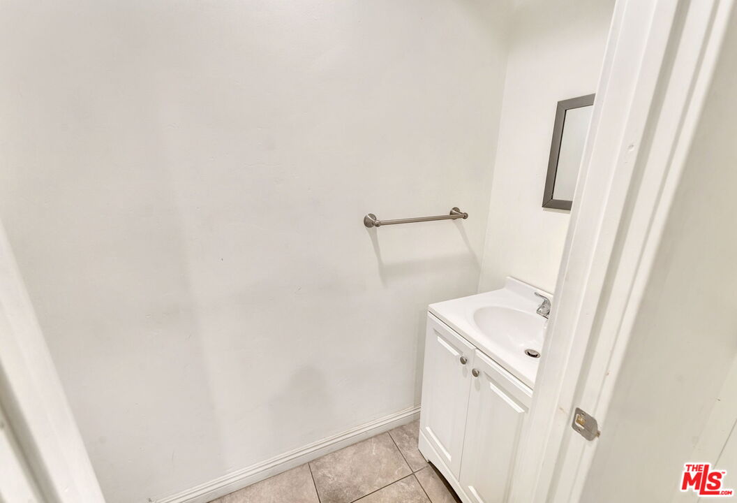 Los Angeles Condo: 10982 Roebling Avenue