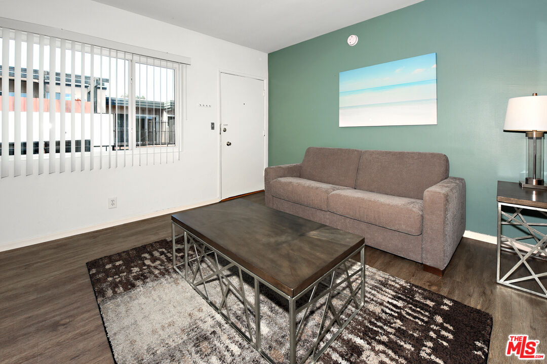 Los Angeles Condo: 3743 McLaughlin Avenue
