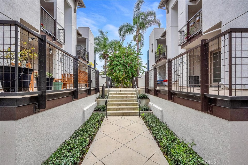 Hawthorne Condo: 5410 West 149th Place