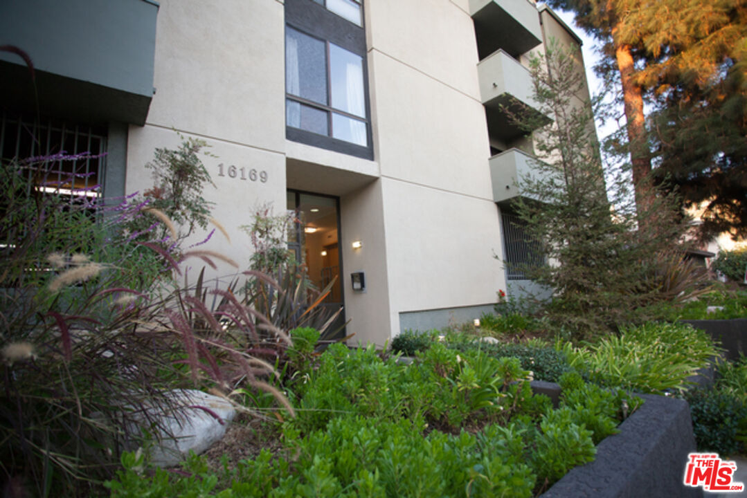 Pacific Palisades Condo: 16169 Sunset Boulevard