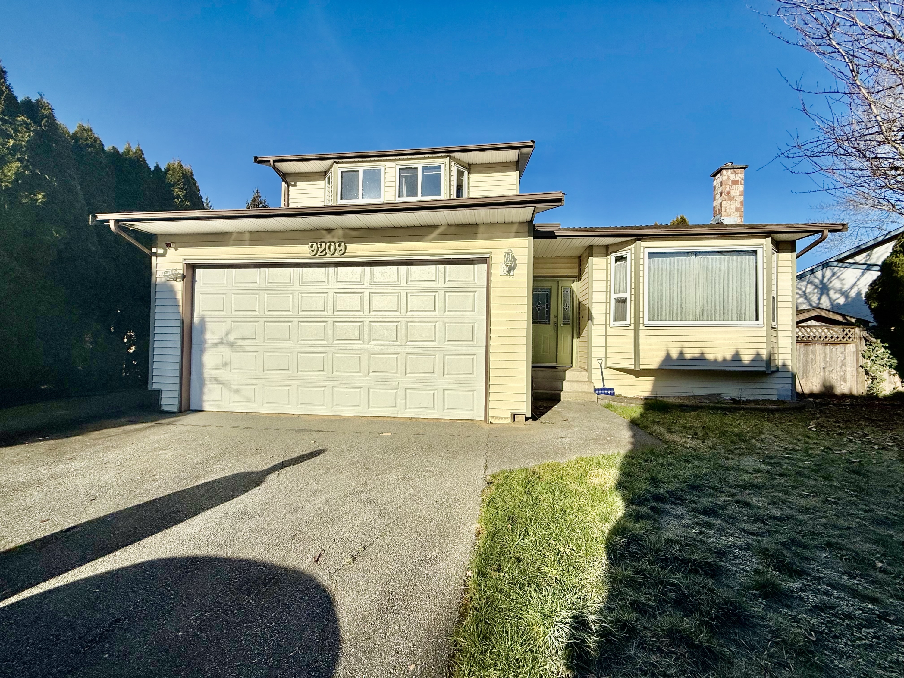 Langley Township House: 9209 213 St