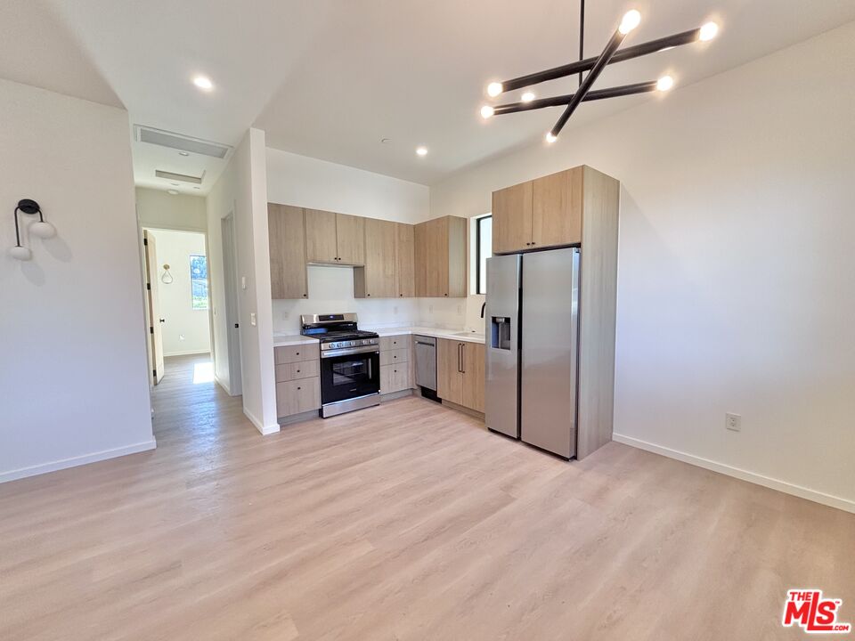 Los Angeles Condo: 17850 Saticoy Street