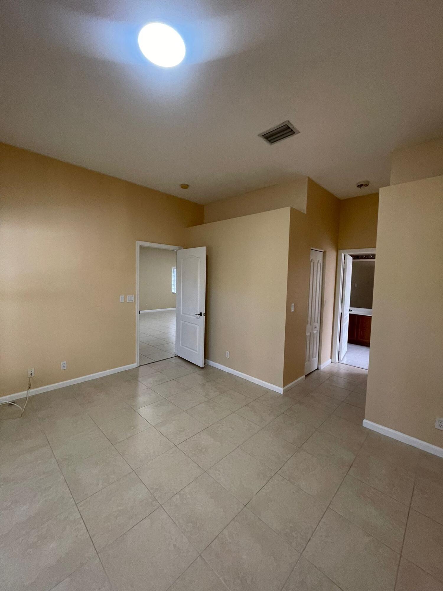 Royal Palm Beach Condo: 114 Canterbury Place