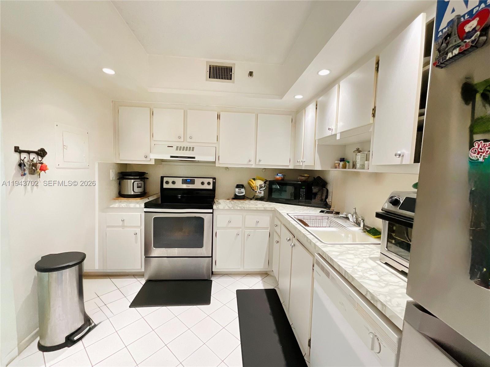 Hollywood Condo: 919 Hillcrest Drive