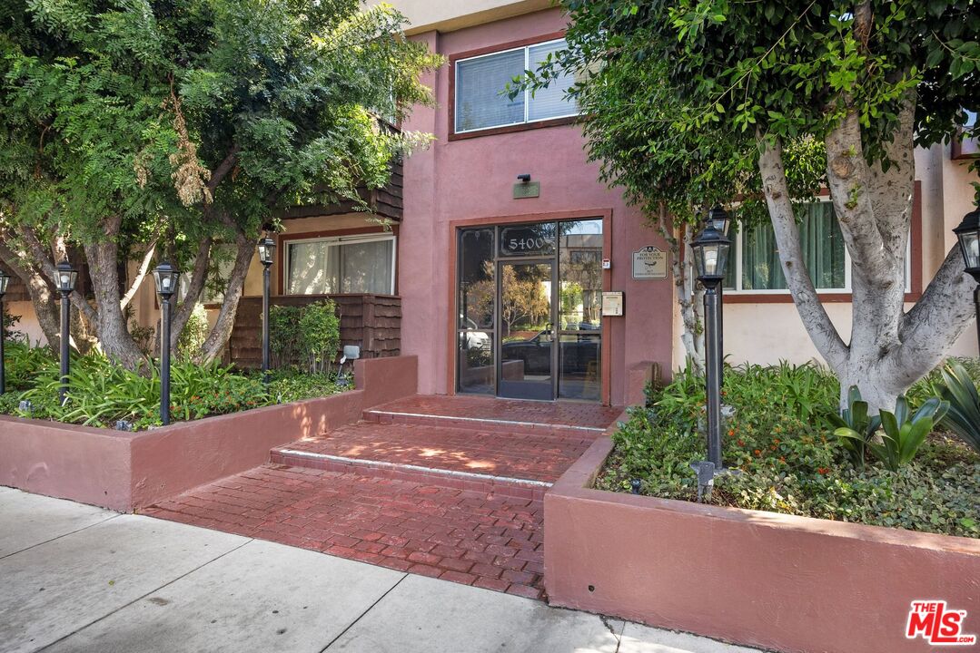 Encino Condo: 5400 Newcastle Avenue