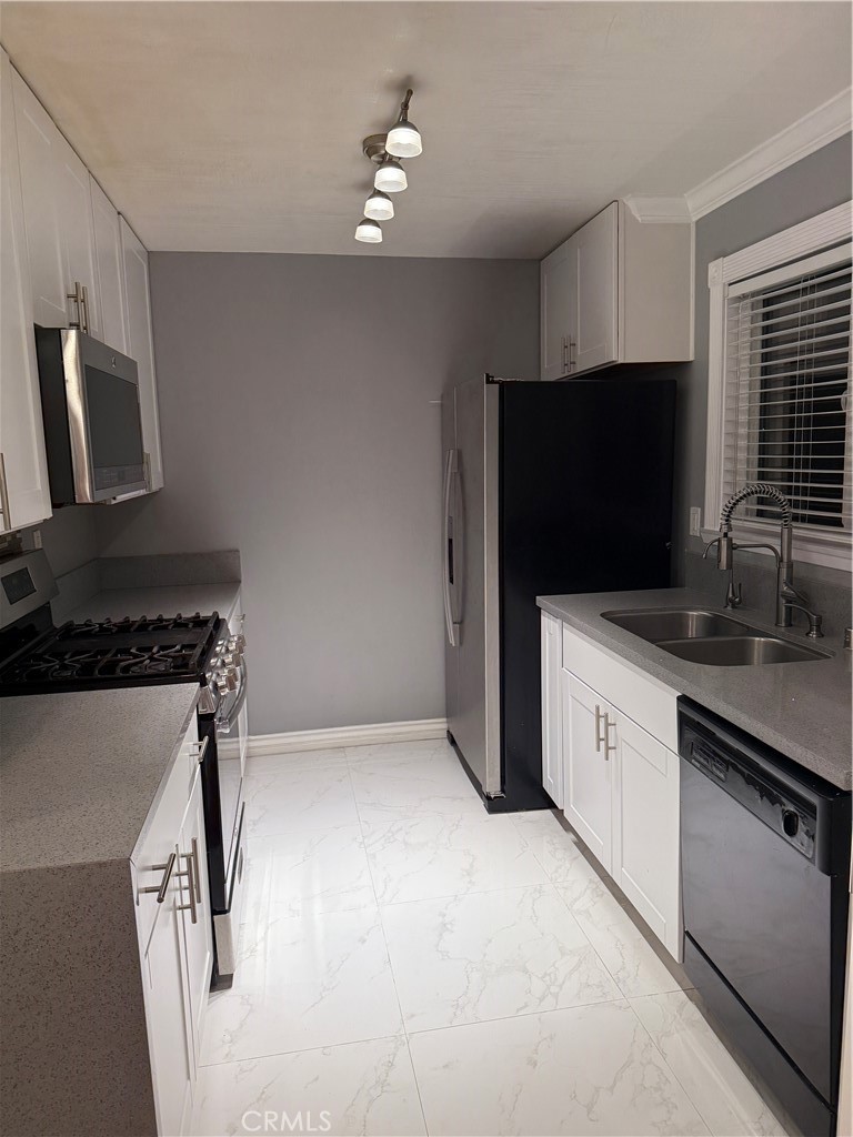 Canoga Park Condo: 6912 Remmet Avenue