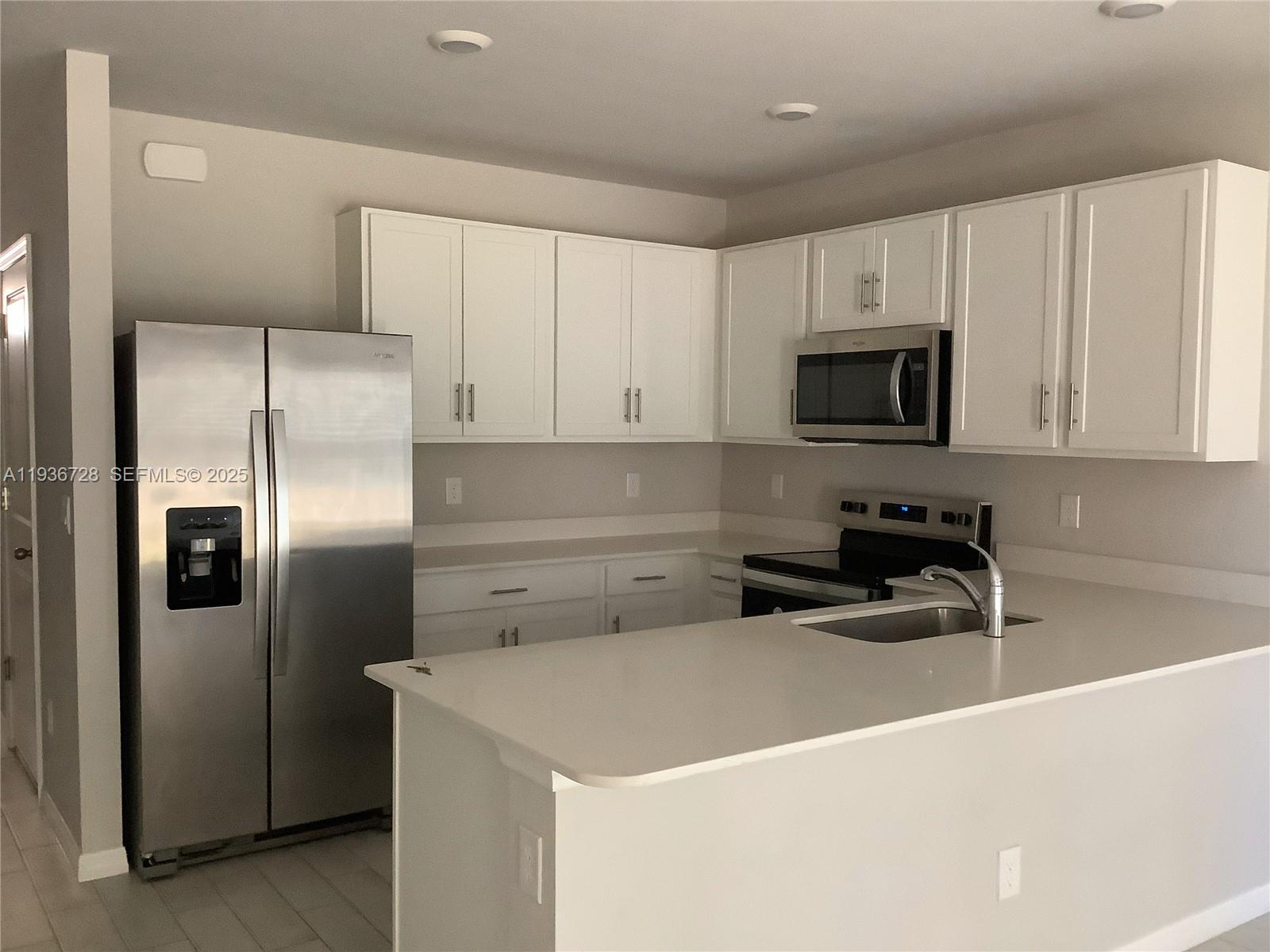 LaBelle Condo: 3035 Harvard Circle