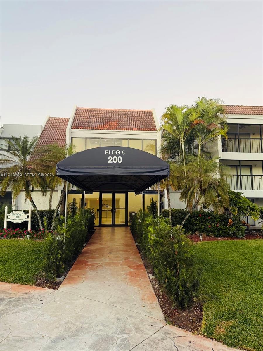 Weston Condo: 200 Lakeview Drive